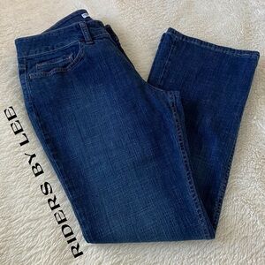 RIDERS By LEE Mid Rise Boot Cut Jeans with Stitching on Back Pocket.🌼